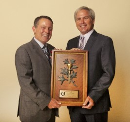 MGWA Board Member Jimmy&nbsp;Roberts presents the 2014 Gold Tee Award to Fred&nbsp;Couples