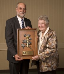Former MGWA President Ron Sirak presents the 2009 Gold Tee Award to Louise&nbsp;Suggs